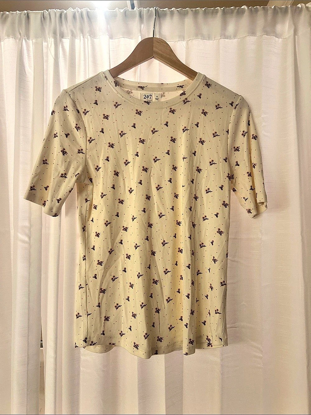 Floral Short Sleeve Tee in Cream Size Medium